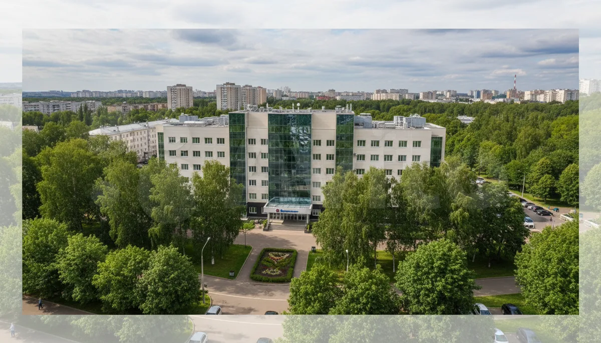 Здание медицинского учреждения, зелёные деревья, спокойный жилой район Подмосковья
